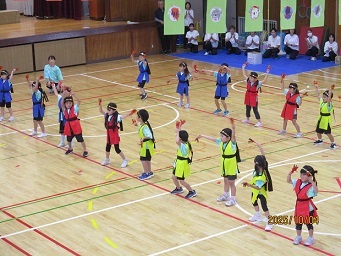 5歳児クラスが法被を着て鳴子をもって踊っている様子の写真