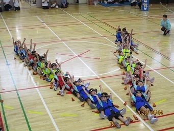 5歳児クラスが全員でVの字になり決めポーズをしている様子の写真