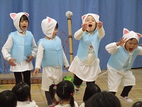 猫の衣装を着て演じている様子の写真