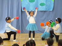 をダンスをしている様子の写真