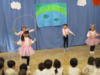 縄跳びをしている様子の写真