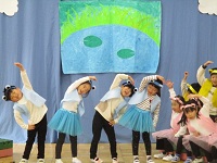 体操している様子の写真