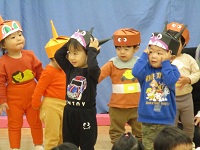 1歳児が衣装を着て演じている写真