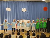 4歳児の子ども達が衣装を着て歌う様子の写真