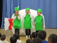 ウヒアハの衣装を着ている様子の子ども達