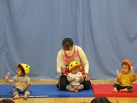 0歳児が手遊びをしている様子の写真