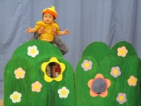 いないいないバ～をしている写真