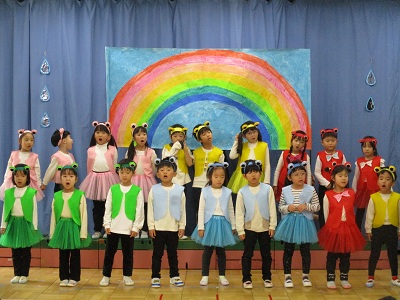 虹の歌を歌っている様子の写真