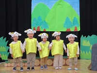 2歳児がヤギの衣装で演じている様子の写真