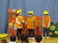 子豚の遺書を着て演じている様子の写真