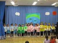 テルテル坊主の歌を歌っている様子の写真