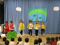 演じている5歳児の様子の写真