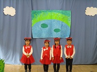 司会者が演じている様子の写真