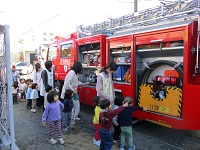 消防車の見学をしている様子の写真