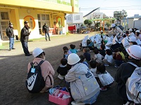 消防署員の評価を受けている様子の写真