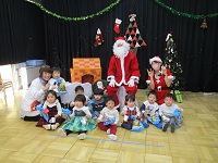 サンタクロースと写真を撮ってる様子