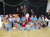 2歳児とサンタクロースの写真