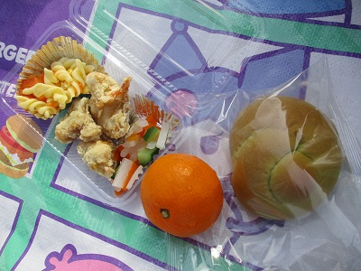 お弁当給食のメニューの写真