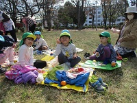お弁当を食べている5歳児の写真