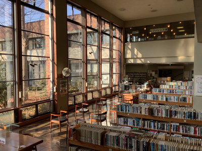 中央図書館1階・一般開架の写真