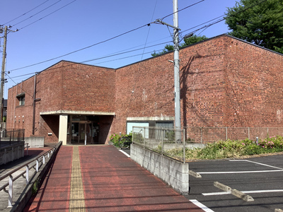 中央図書館の外観の写真