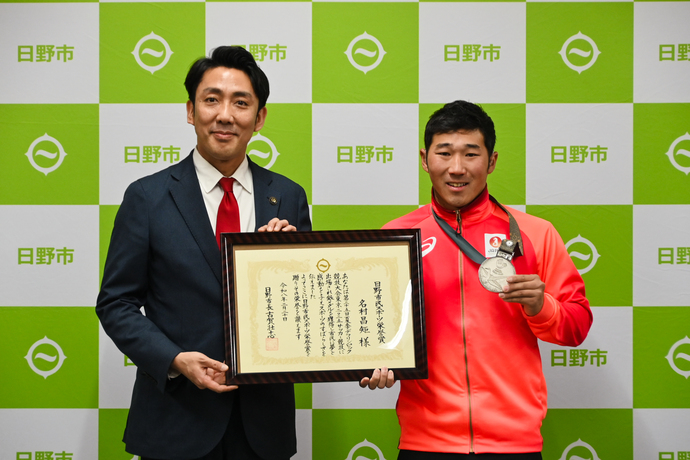 贈呈式写真 名村選手と市長