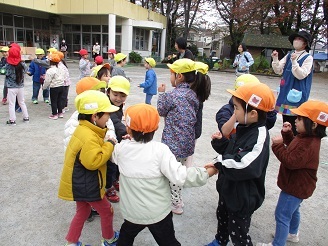 第七幼稚園の園庭で4歳児の子ども達が遊んでいる様子の写真