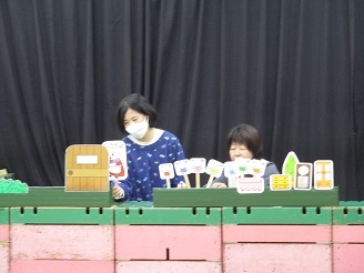 11月の誕生会で職員が『おおかみと7匹のこやぎ』のペープサートをしている様子の写真