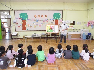栄養士による芋汁に含まれる栄養素の紹介を5歳児クラスの子ども達にしている様子の写真