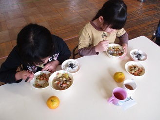 5歳児の子ども達が芋汁を食べている様子の写真