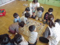 カルタに集まる3歳児の写真