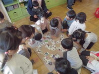 カルタに集まる3歳児の写真2