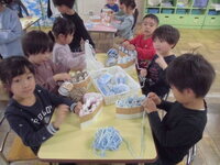 編み物をしている5歳児2