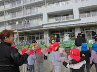 みんなでダンスしている写真