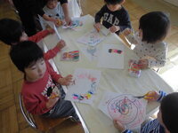 3歳がハサミを使っている写真