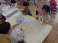 3歳児がハサミをつかっているところ2