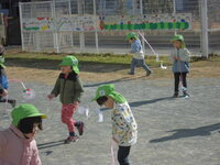 3歳児が走っているところ