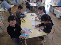 5歳児が絵を描いているところ