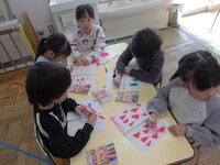 5歳児が絵を描いているところ2