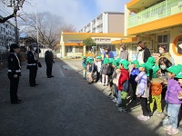 園庭で、ありがとうをしている様子の写真