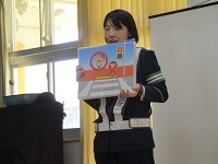 警察官が話をしている写真