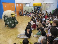 お獅子の踊りを見ている様子の写真