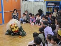 獅子舞の踊っている写真