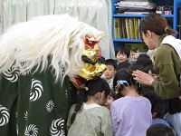 頭を噛んでもらっている様子の写真