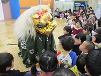 頭を噛んでいる様子の写真