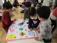 すごろく遊びをしている様子の写真