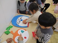 福笑いをしている1歳児の様子の写真