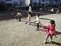 羽根つきをしている様子の写真