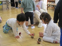 駒回しをしている様子の写真