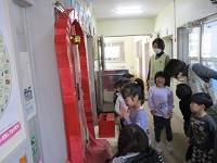 お参りをしている子どもの様子の写真